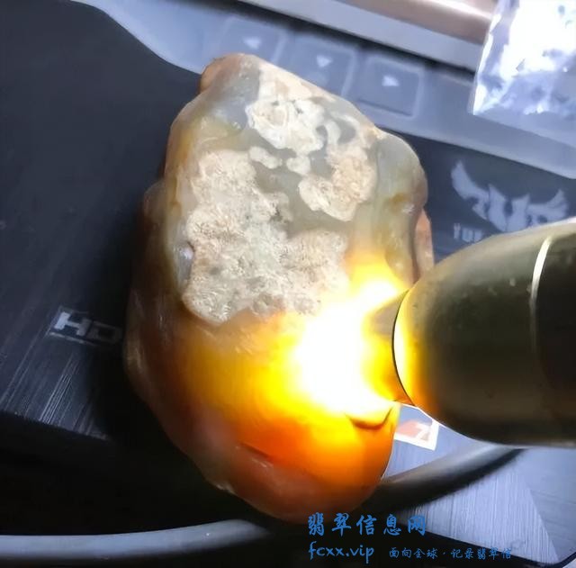 品相普通的大马坎翡翠原石，看作品，玉雕师是如何发挥到极致-3.jpg