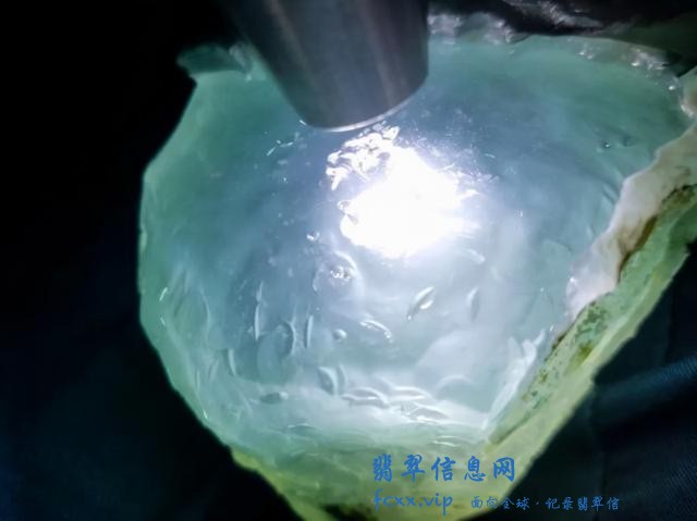天花板级别翡翠，寒光四起很是迷人，从石头到手镯制造过程更精湛-4.jpg
