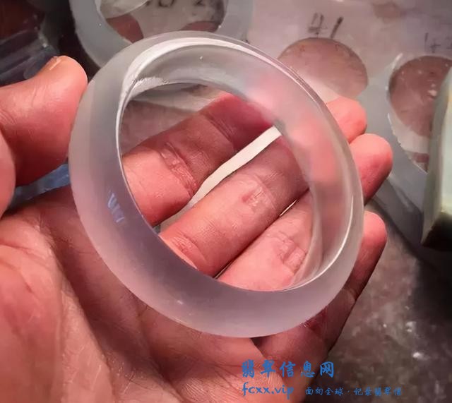 天花板级别翡翠，寒光四起很是迷人，从石头到手镯制造过程更精湛-11.jpg