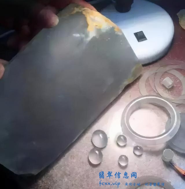 天花板级别翡翠，寒光四起很是迷人，从石头到手镯制造过程更精湛-13.jpg