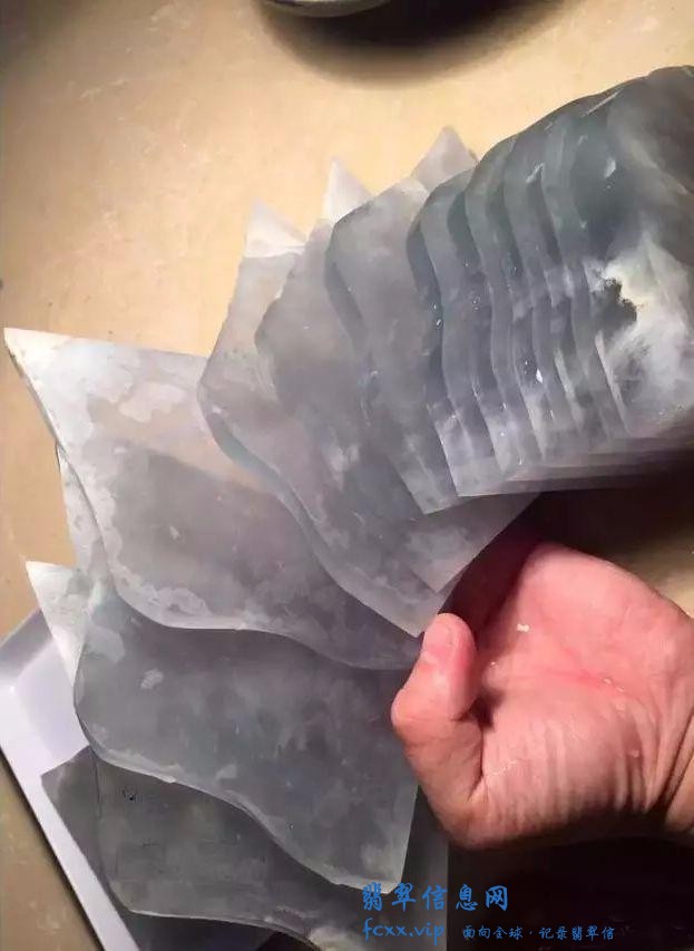 找翡翠，动不动就冰种、玻璃种，要求越透明越好，还得完美无瑕-2.jpg