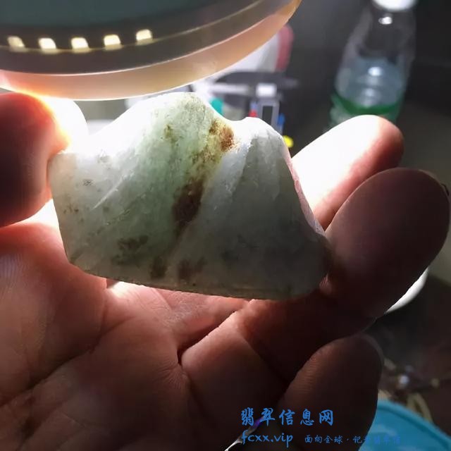 我是玉雕师，用翡翠雕刻实例说明玉雕中“料子不好工来救”的做法-2.jpg
