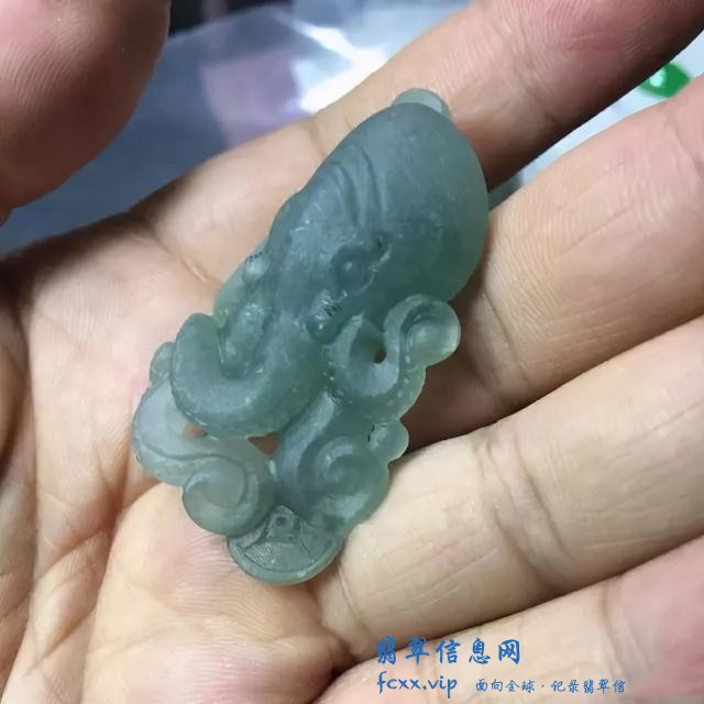 我是玉雕师，用翡翠雕刻实例说明玉雕中“料子不好工来救”的做法-4.jpg