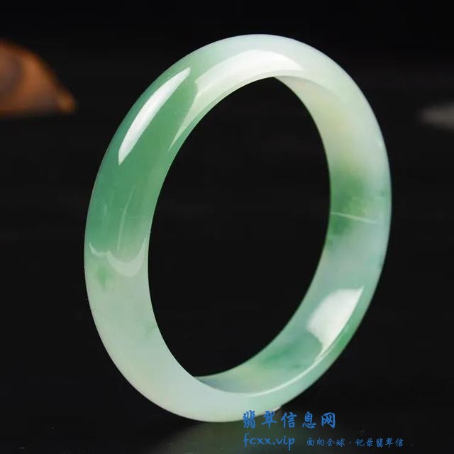 翡翠手镯何以见得比其它翡翠饰品更贵？-1.jpg