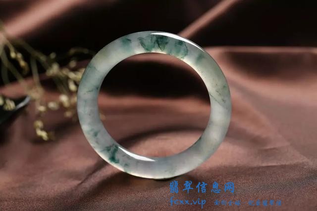 翡翠手镯何以见得比其它翡翠饰品更贵？-2.jpg