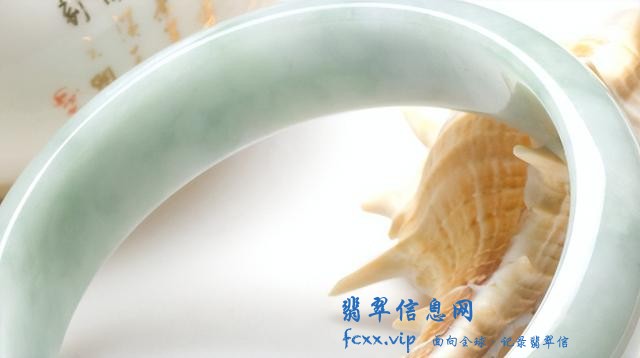 为什么翡翠手镯中，贵妃手镯价格比较便宜，只是成本低罢了-3.jpg