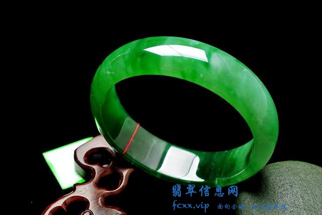 翡翠有什么寓意 佩戴墨翠代表的意义-3.jpg