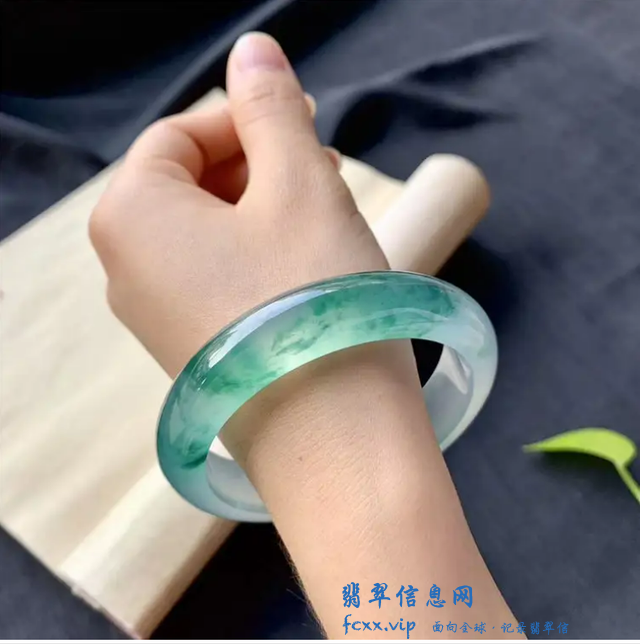 怎样挑选翡翠手镯？-1.jpg