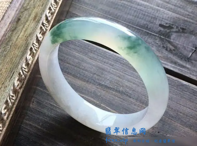 怎样挑选翡翠手镯？-2.jpg