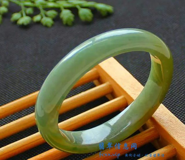 怎样挑选翡翠手镯？-4.jpg