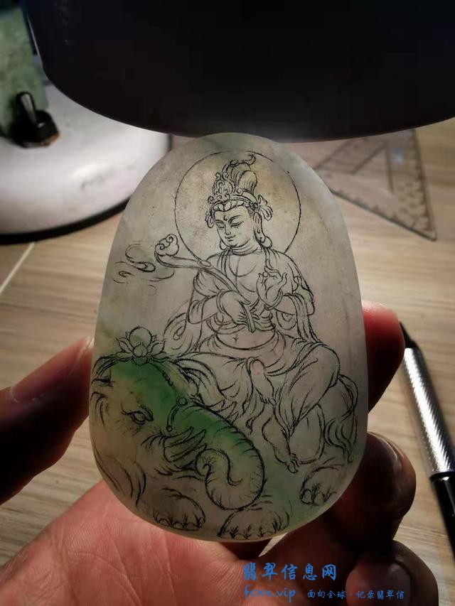 玉雕师静心琢磨一个月，翡翠雕刻的审料和设计有多重要？-3.jpg
