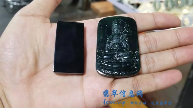 小伙早市淘“墨翠”，乍一看都是黑乎乎的，该如何区分呢？-5.jpg