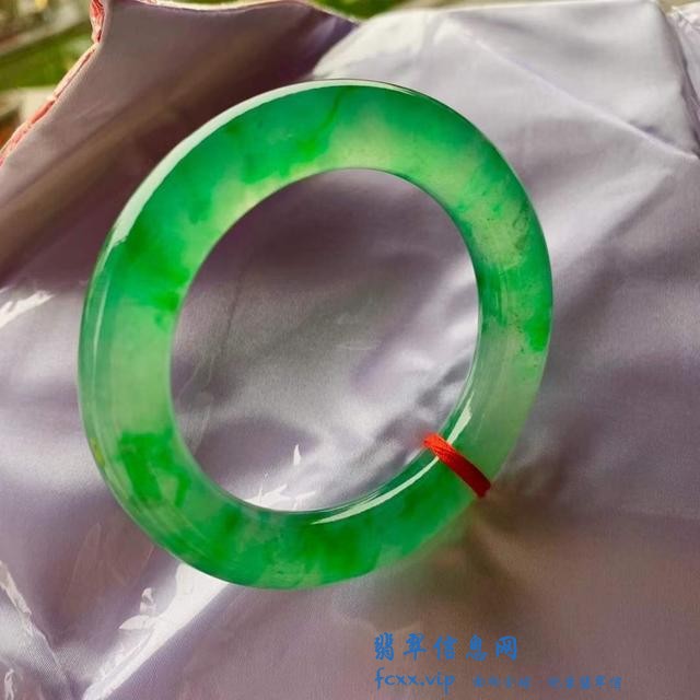 翡翠手镯应该怎么选？注意以下五点，让你轻轻松松地作出对的选择-7.jpg