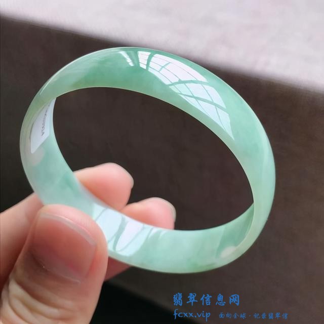 翡翠手镯应该怎么选？注意以下五点，让你轻轻松松地作出对的选择-8.jpg