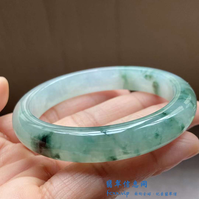 翡翠手镯应该怎么选？注意以下五点，让你轻轻松松地作出对的选择-11.jpg