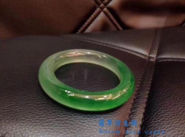 翡翠手镯应该怎么选？注意以下五点，让你轻轻松松地作出对的选择-15.jpg