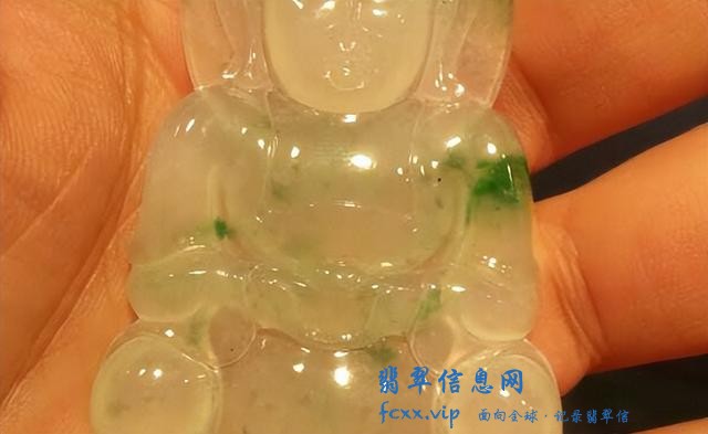 面对这么多种类的翡翠饰品，看看行家怎么挑选的，一起来学习-2.jpg