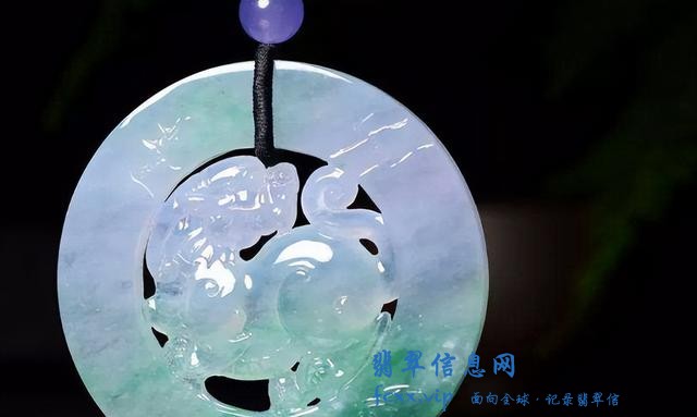 面对这么多种类的翡翠饰品，看看行家怎么挑选的，一起来学习-3.jpg