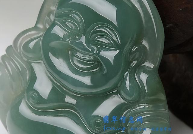 面对这么多种类的翡翠饰品，看看行家怎么挑选的，一起来学习-4.jpg