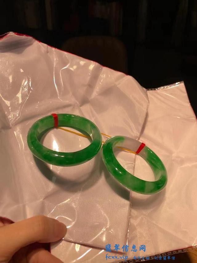 翡翠手镯商家为什么要用纸包着？-2.jpg