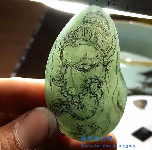 “玉不琢不成器”，看一块翡翠从原石到成品的过程，堪称惊艳-3.jpg