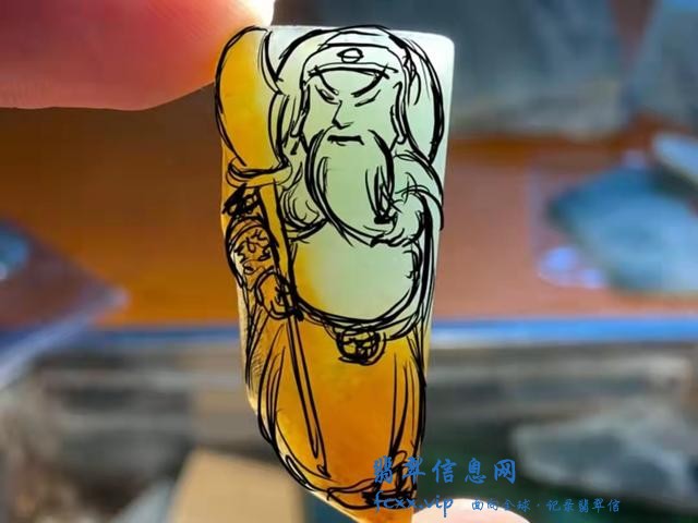 一个有韵味的飘黄翡翠小边角料，几经改稿最后雕刻精美的斗胜佛像-3.jpg