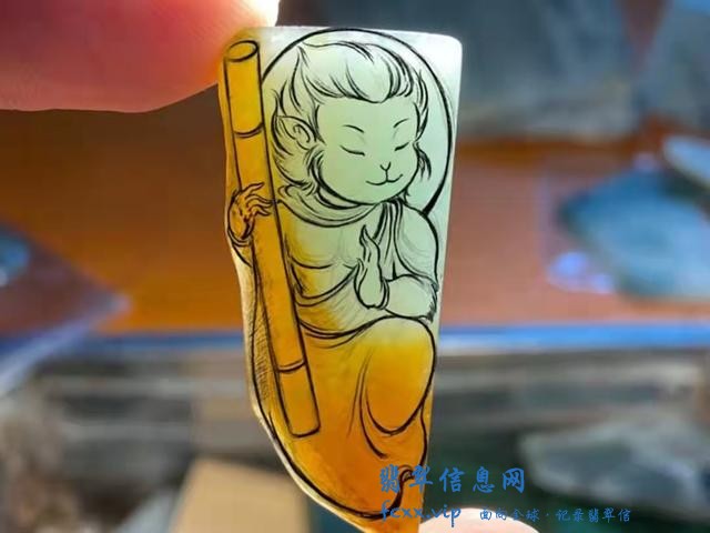 一个有韵味的飘黄翡翠小边角料，几经改稿最后雕刻精美的斗胜佛像-6.jpg