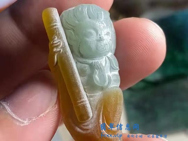 一个有韵味的飘黄翡翠小边角料，几经改稿最后雕刻精美的斗胜佛像-7.jpg