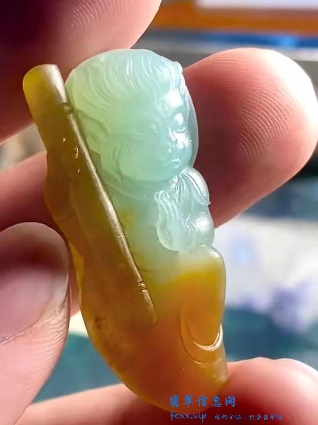 一个有韵味的飘黄翡翠小边角料，几经改稿最后雕刻精美的斗胜佛像-9.jpg