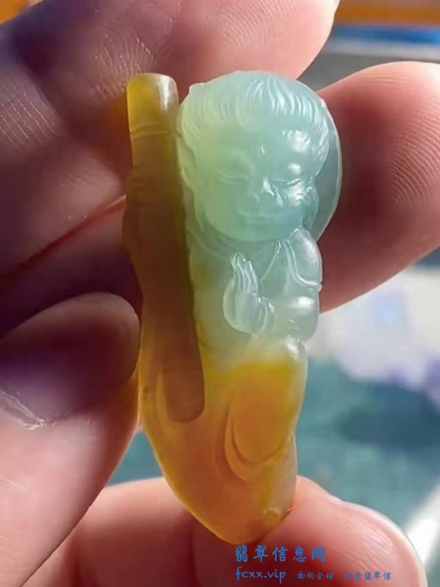 一个有韵味的飘黄翡翠小边角料，几经改稿最后雕刻精美的斗胜佛像-8.jpg