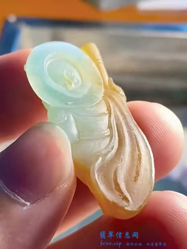 一个有韵味的飘黄翡翠小边角料，几经改稿最后雕刻精美的斗胜佛像-11.jpg