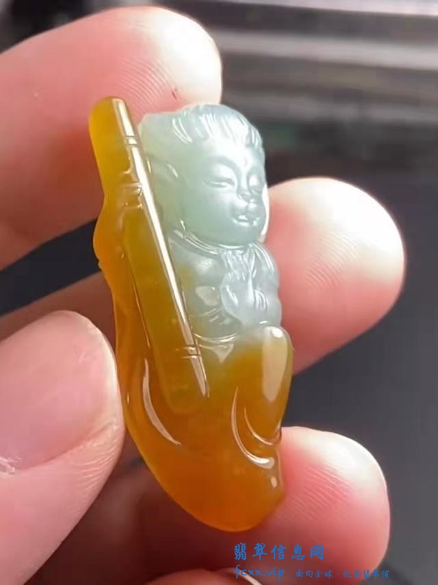 一个有韵味的飘黄翡翠小边角料，几经改稿最后雕刻精美的斗胜佛像-12.jpg