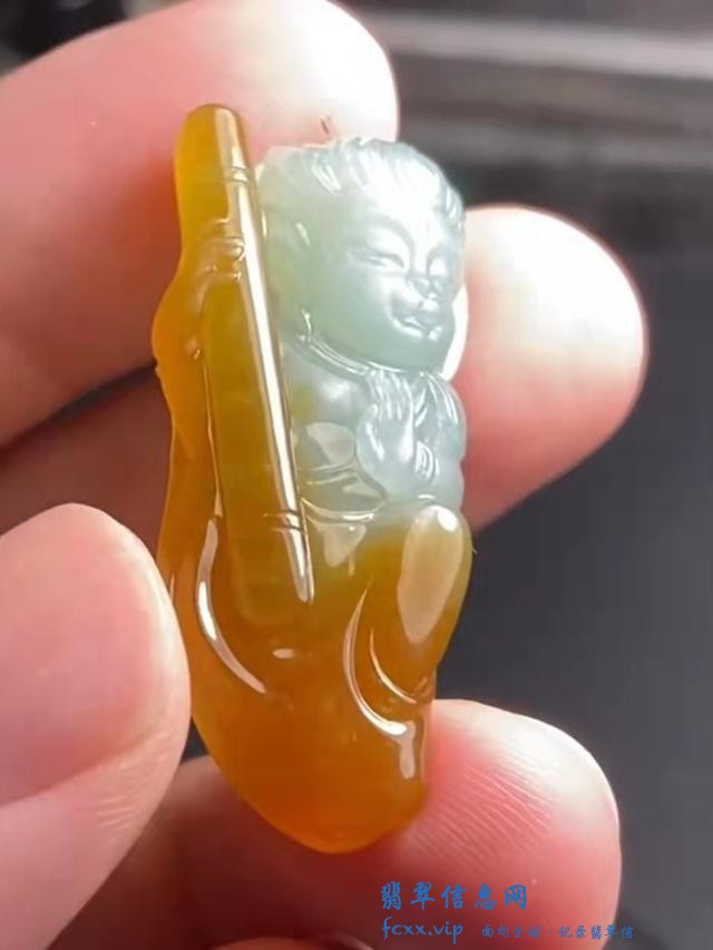 一个有韵味的飘黄翡翠小边角料，几经改稿最后雕刻精美的斗胜佛像-14.jpg