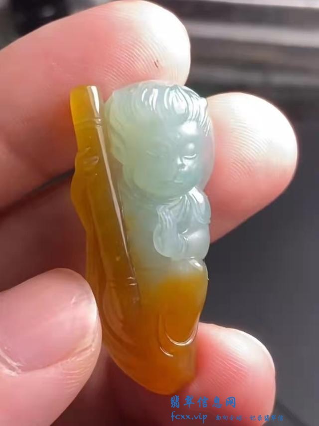 一个有韵味的飘黄翡翠小边角料，几经改稿最后雕刻精美的斗胜佛像-13.jpg