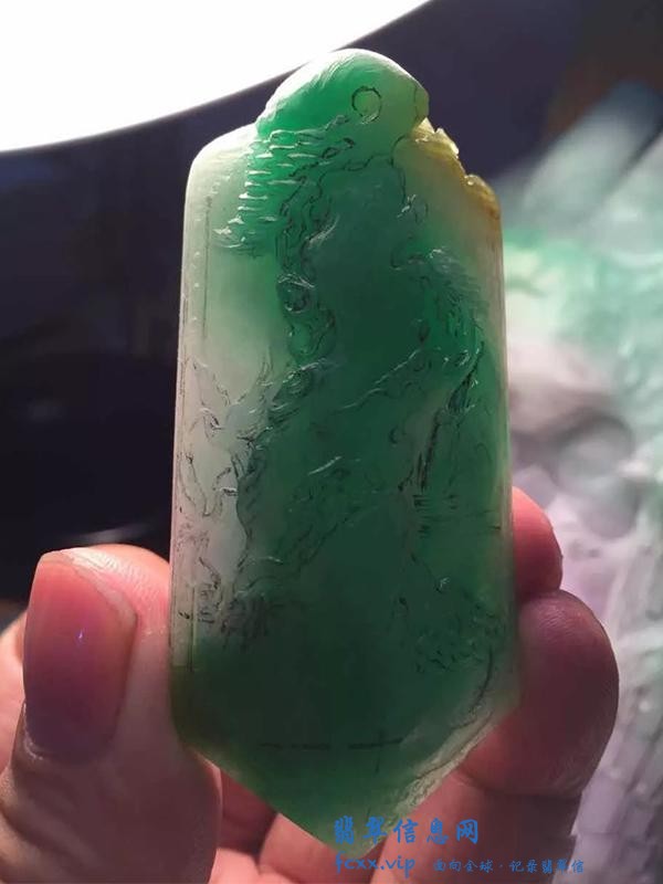 我是玉雕师，名师翡翠作品《山河无疆·松鹤延年》雕刻过程及评赏-6.jpg