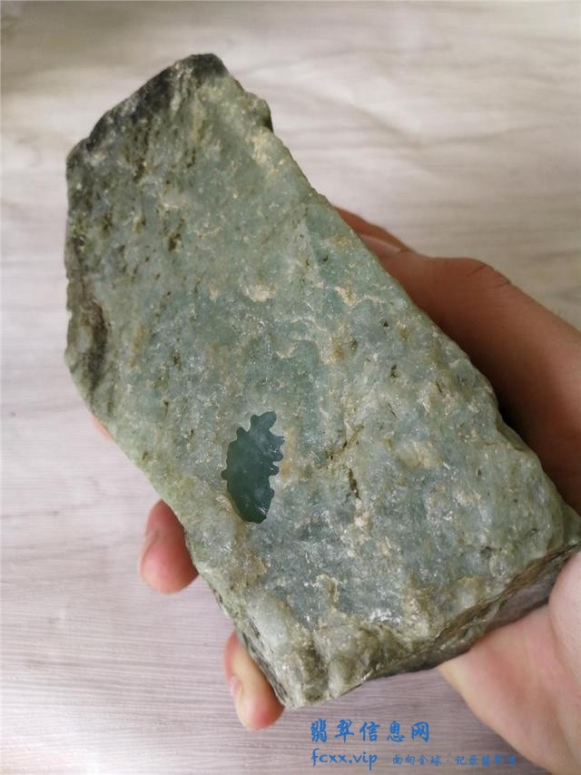 不懂翡翠原石？5个小技巧教你快速鉴别真假-2.jpg