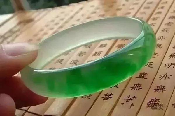 一块翡翠上还能有真有假？这到底是怎么一回事？-3.jpg