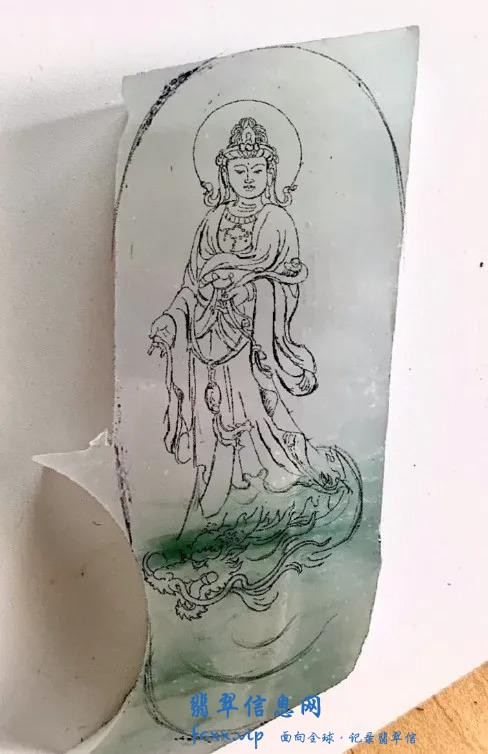 我是玉雕师，记录一块飘绿翡翠边角料蜕变成乘龙观音的雕刻过程-3.jpg