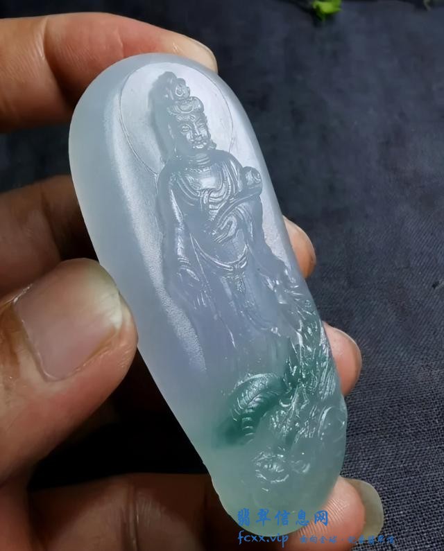 我是玉雕师，记录一块飘绿翡翠边角料蜕变成乘龙观音的雕刻过程-4.jpg