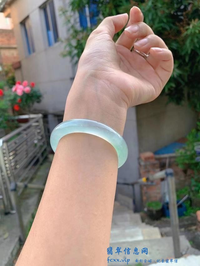 翡翠手镯不仅是传统的，这样的设计打破常规，能让你的手腕美成诗-1.jpg