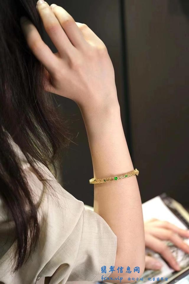 翡翠手镯不仅是传统的，这样的设计打破常规，能让你的手腕美成诗-2.jpg