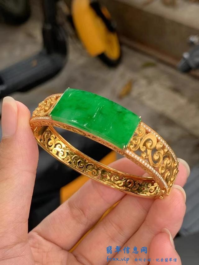 翡翠手镯不仅是传统的，这样的设计打破常规，能让你的手腕美成诗-4.jpg