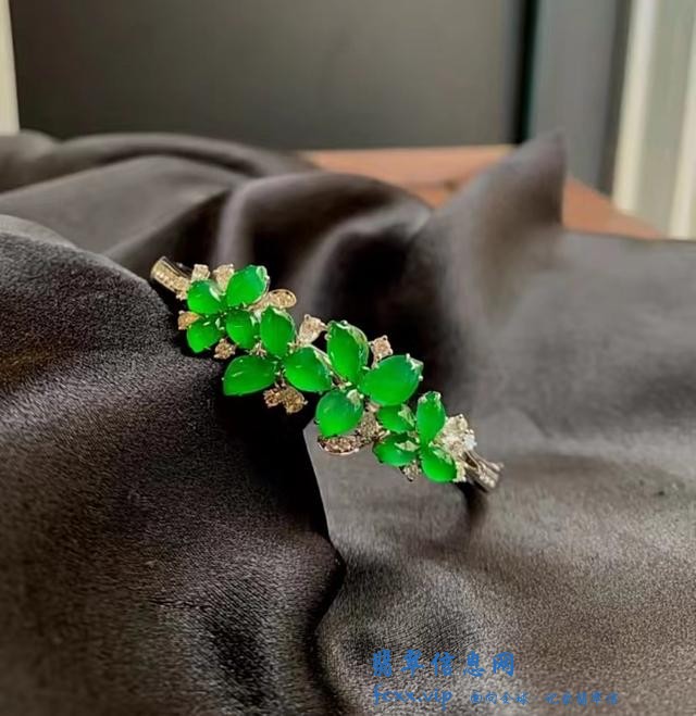 翡翠手镯不仅是传统的，这样的设计打破常规，能让你的手腕美成诗-5.jpg