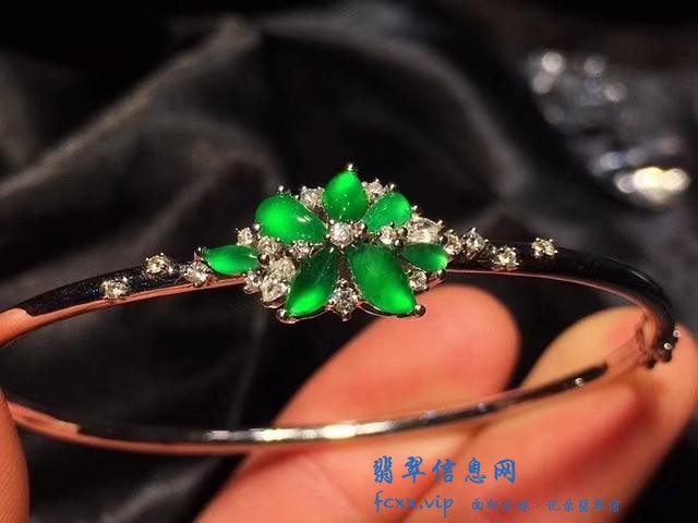 翡翠手镯不仅是传统的，这样的设计打破常规，能让你的手腕美成诗-6.jpg