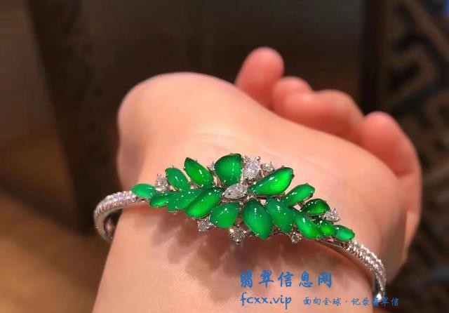 翡翠手镯不仅是传统的，这样的设计打破常规，能让你的手腕美成诗-7.jpg