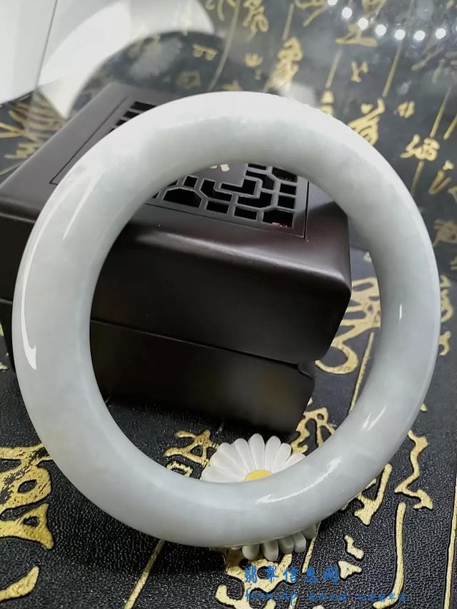 如何选择属于自己的翡翠手镯-2.jpg