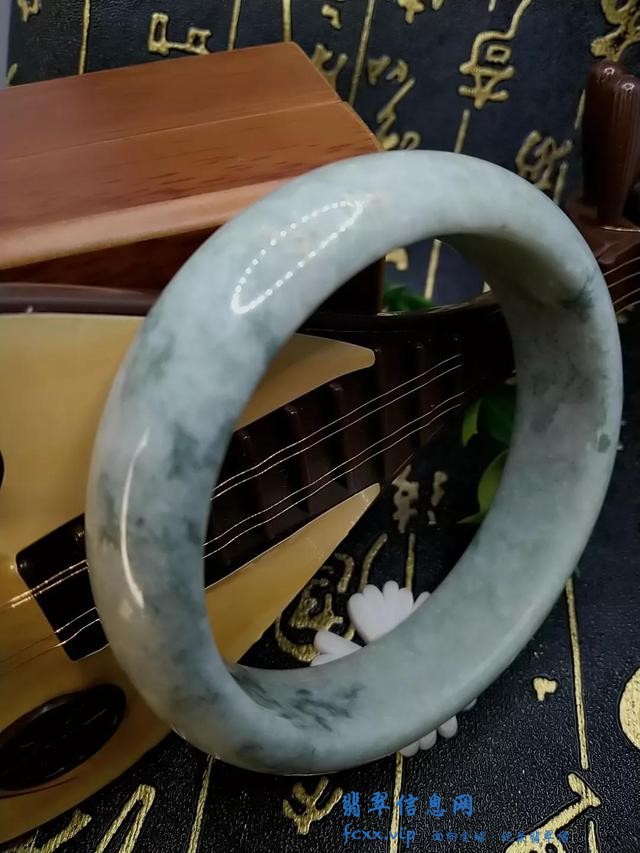 如何选择属于自己的翡翠手镯-4.jpg