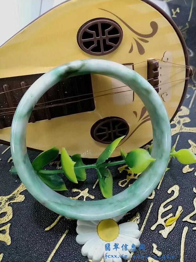 如何选择属于自己的翡翠手镯-3.jpg