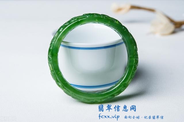 如何选择属于自己的翡翠手镯-7.jpg
