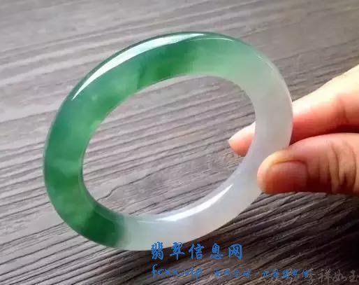 什么样的翡翠手镯升值空间大-2.jpg